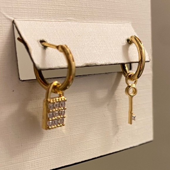 Lock and key gold hoops - Picture 7 of 7